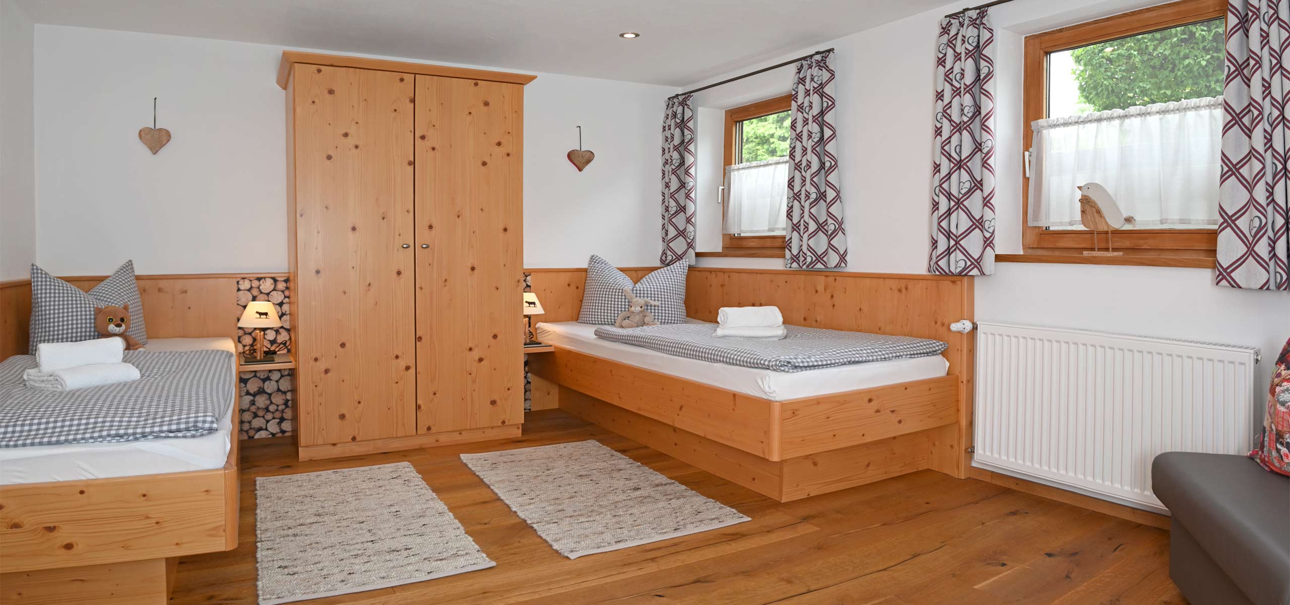 Schlafzimmer mit zwei Einzelbetten